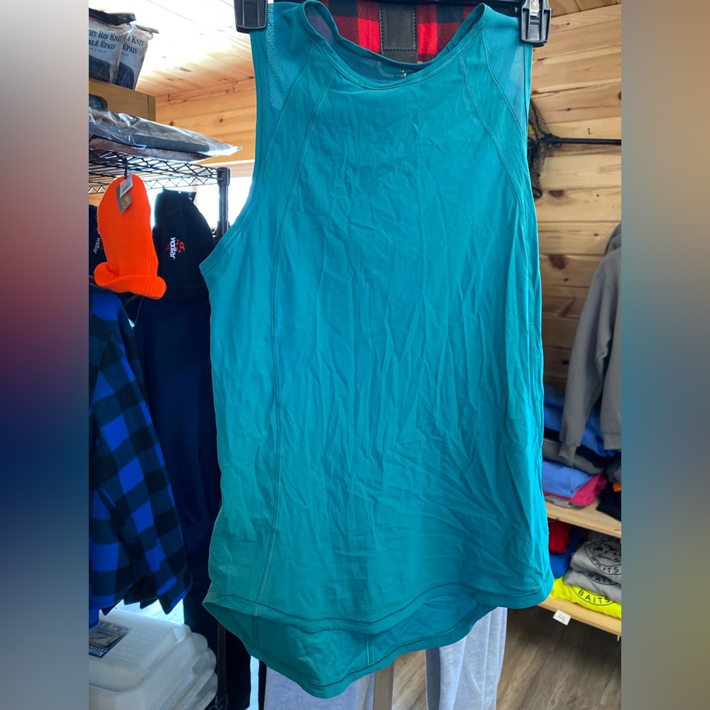 Lululemon sculpt tank 4 or 6. Would fit a size small